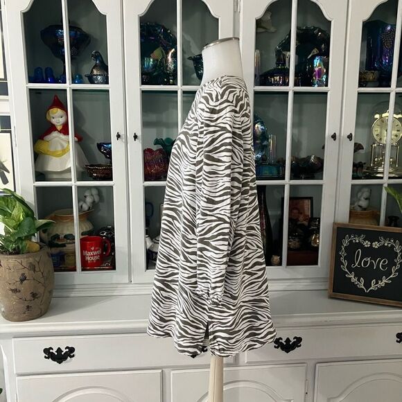 Chico’s  Zebra Print Top  Sz Large - Picture 5 of 8